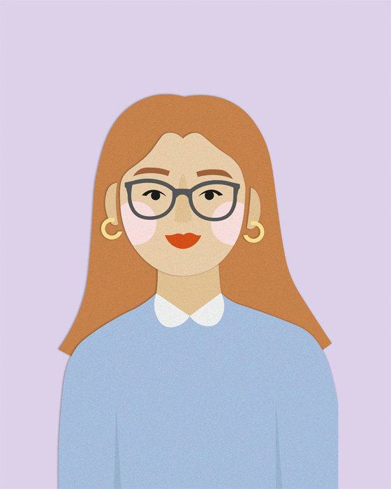 Illustration einer Person mit langen hellbraunen Haaren, großer Brille mit grauem Rahmen, roten Lippen und goldenen Ohrringen sowie hellblauem Oberteil mit weißem Kragen vor einem hellvioletten Hintergrund.